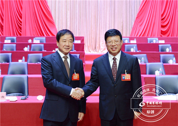 新老主席握手交接(左为老主席于晓峰，右为新主席韩兴海)