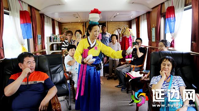 游客在车厢里欣赏朝鲜族的顶碗舞表演.jpg